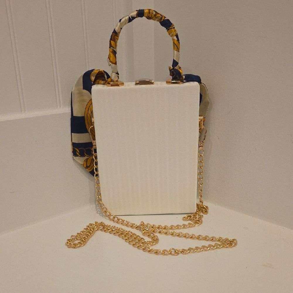 Chic White and Gold Handbag with Fashion Illustration - Picture 4 of 6